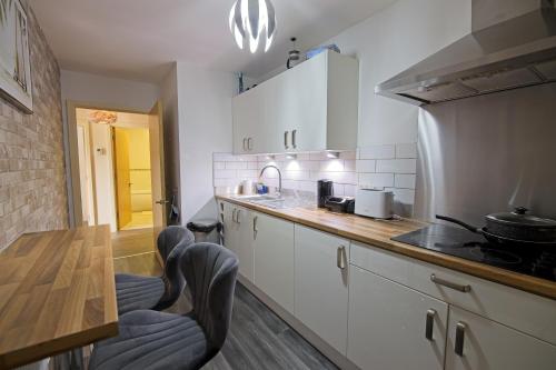 2 bed apt free parking close to city centre