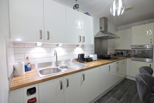 2 bed apt free parking close to city centre