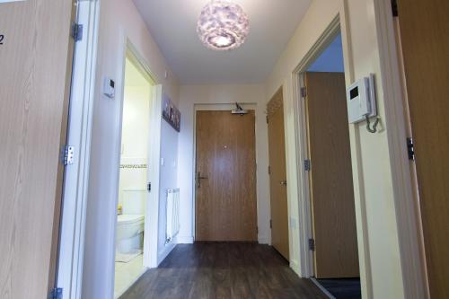 2 bed apt free parking close to city centre