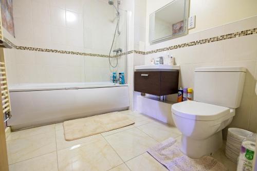 2 bed apt free parking close to city centre