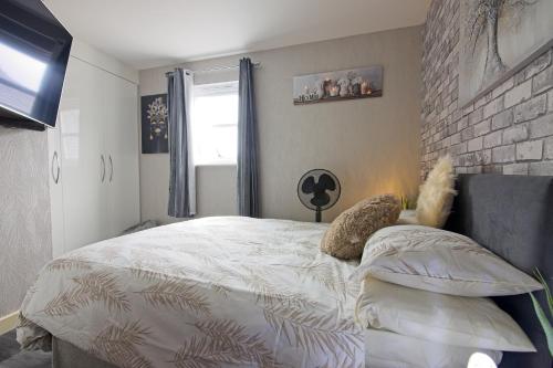 2 bed apt free parking close to city centre