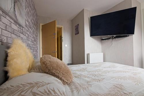 2 bed apt free parking close to city centre