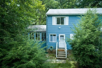 Poconos Retreat A Vintage Gem,121 Fairway Drive,2 star