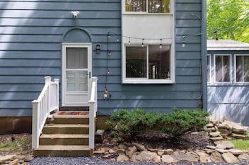 Poconos Retreat A Vintage Gem,121 Fairway Drive,2 star