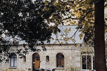 Le Petit Château De Conteville,1079 Rte Le Chevalier,4 star