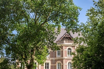 Le Petit Château De Conteville,1079 Rte Le Chevalier,4 star