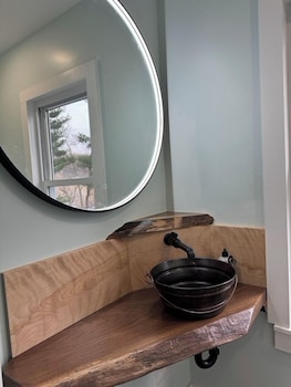 Inn Between The Lakes,58656 County Line Rd,2 star