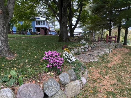 inn between the lakes