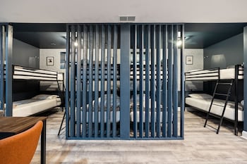 Wrigleyville Suites,3727 N Clifton Ave,2 star