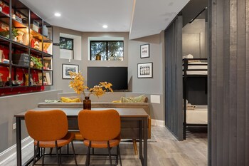 Wrigleyville Suites,3727 N Clifton Ave,2 star
