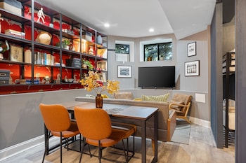 Wrigleyville Suites,3727 N Clifton Ave,2 star