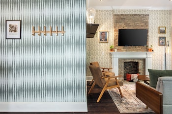 Wrigleyville Suites,3727 N Clifton Ave,2 star