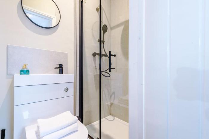 salford sanctuary 5 bed house