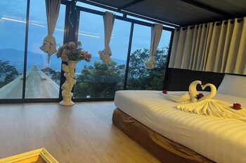 kuan khan lao the nine bistro