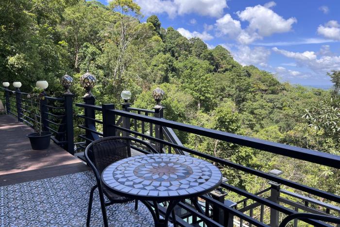 kuan khan lao the nine bistro