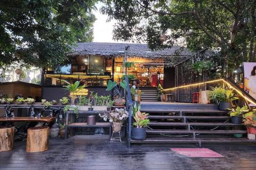 kuan khan lao the nine bistro