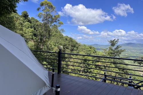 kuan khan lao the nine bistro