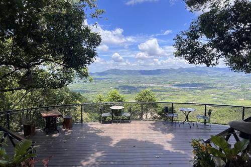 kuan khan lao the nine bistro