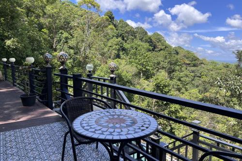 kuan khan lao the nine bistro