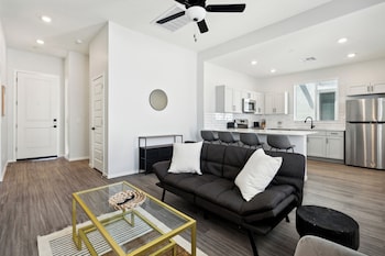 Gleaming Contemporary Home Pool  Bbq,23260 N Sundance Pkwy,3 star