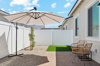 Fresh Modern Home With Pool Bbq,23260 N Sundance Pkwy,4 star