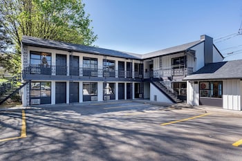 The Local Motel & Shops,,2 star