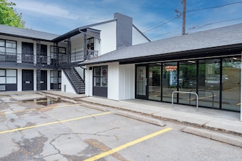 The Local Motel & Shops,,2 star