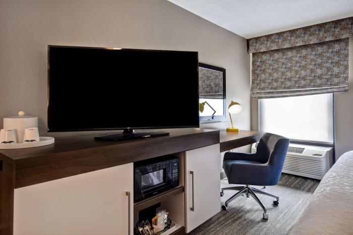 hampton inn birmingham colonnade 280
