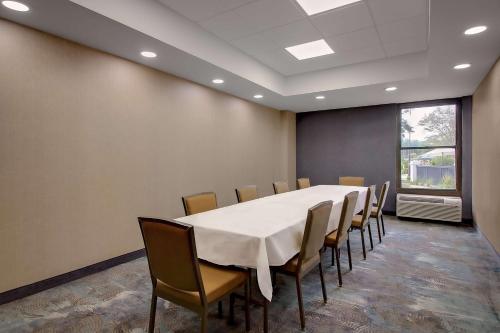 hampton inn birmingham colonnade 280