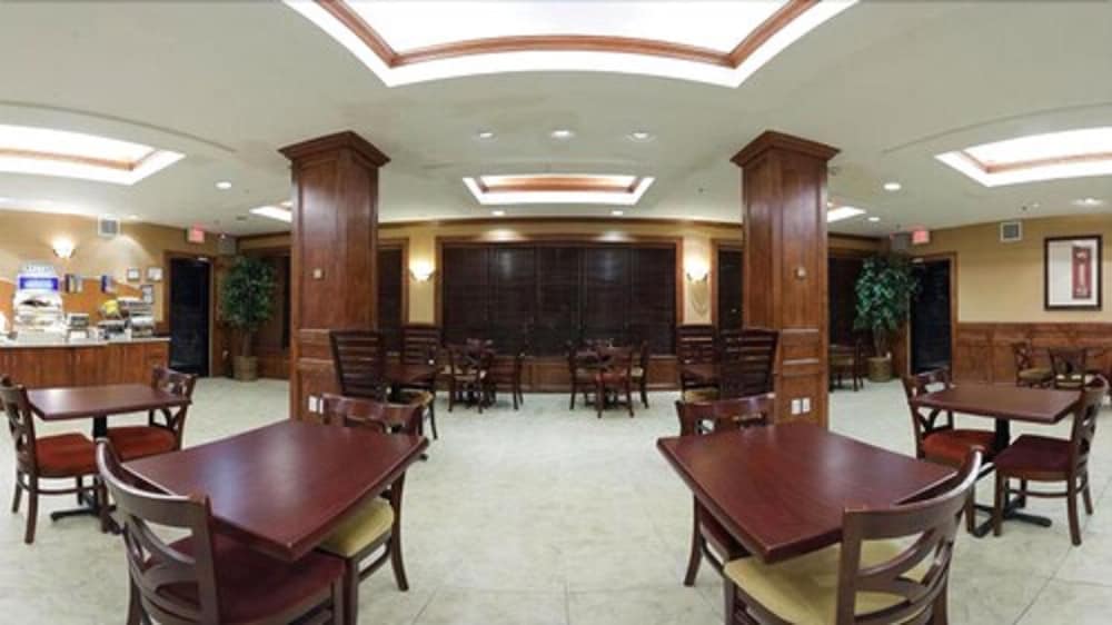 holiday inn express and suites laredo event center area