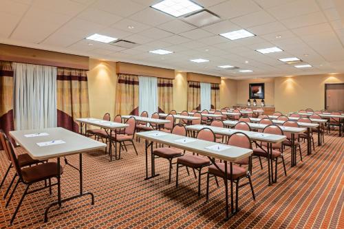 holiday inn express and suites laredo event center area