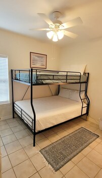 Beach & Palms Condo 2 Bedroom Condo By Redawning,119 East Bahama Street,3 star