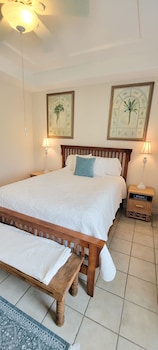 Beach & Palms Condo 2 Bedroom Condo By Redawning,119 East Bahama Street,3 star