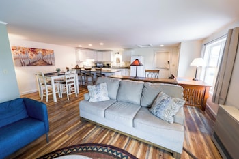 Downtown Greenville Spacious Apartment,9 Pleasant St,3 star