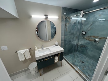 lighthouse inn and suites
