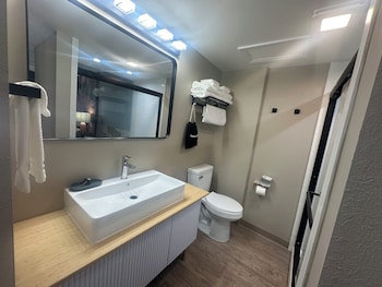 lighthouse inn and suites