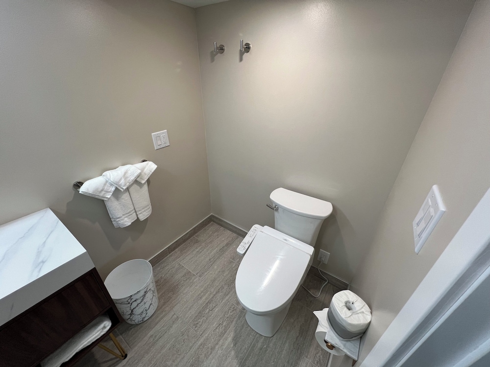 lighthouse inn and suites
