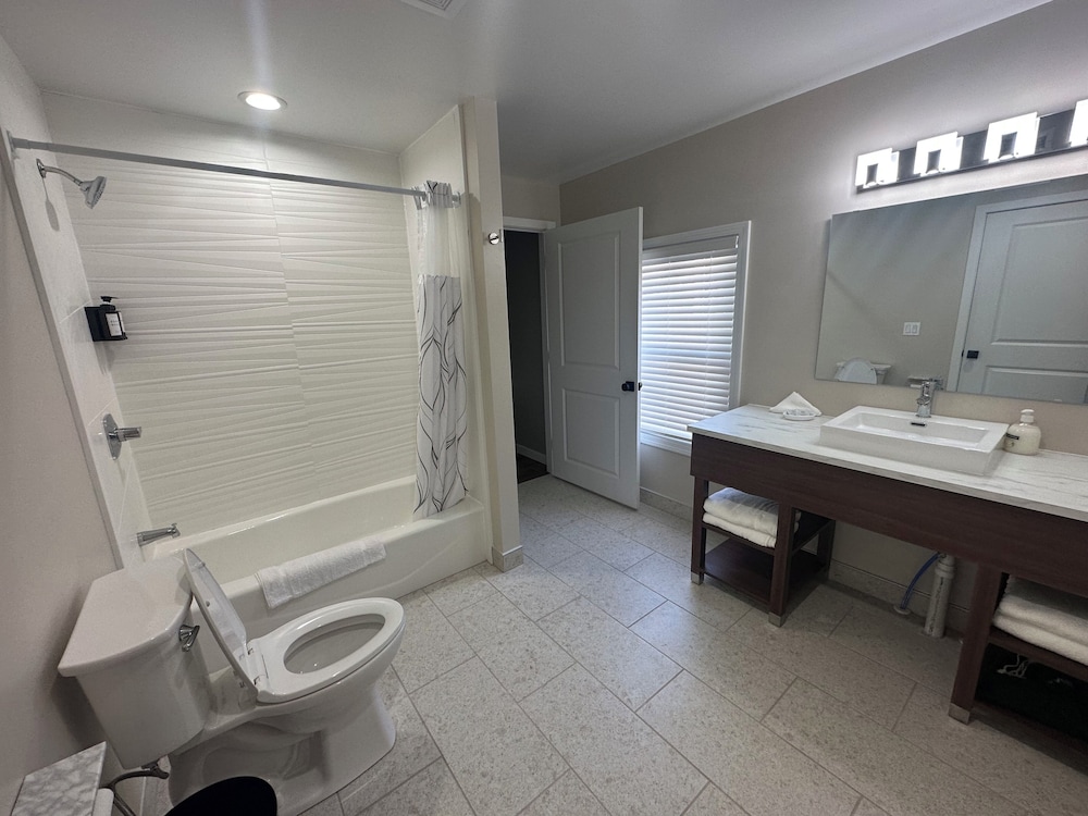 lighthouse inn and suites