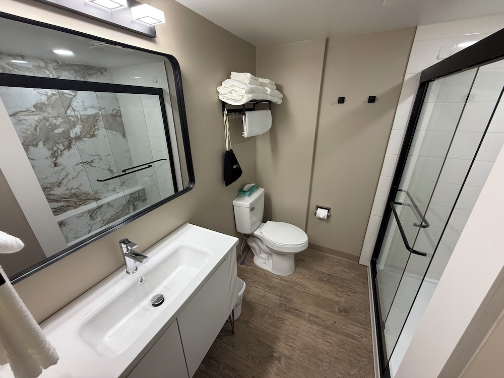 lighthouse inn and suites