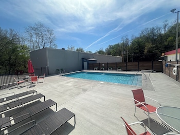 lighthouse inn and suites