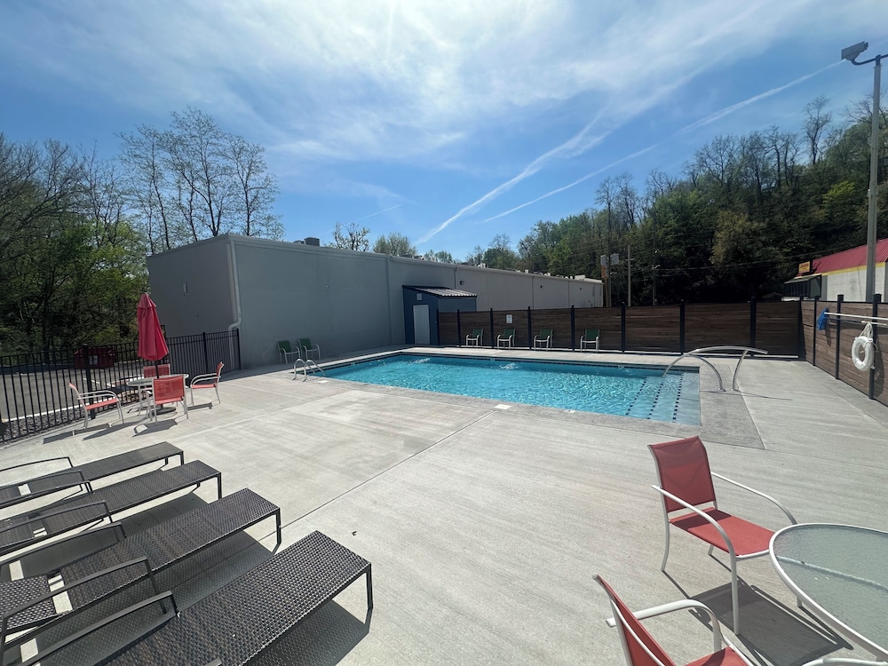 lighthouse inn and suites