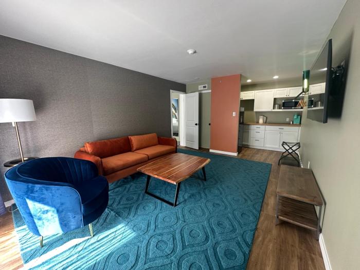 lighthouse inn and suites
