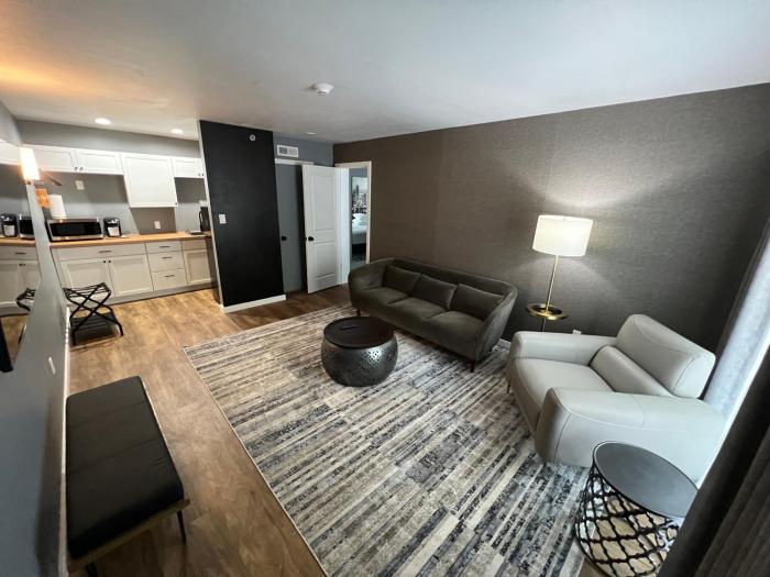 lighthouse inn and suites