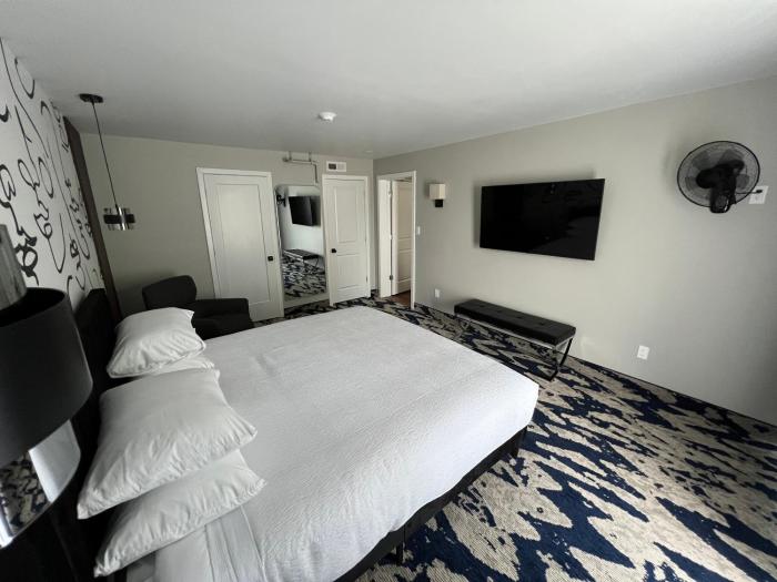 lighthouse inn and suites