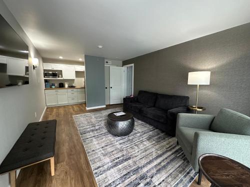 lighthouse inn and suites