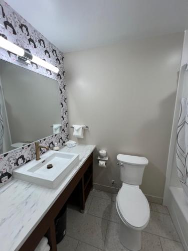 lighthouse inn and suites