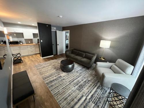 lighthouse inn and suites