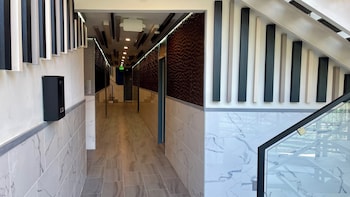 Quintessence Aparthotel,1730 N La Brea Ave,2 star