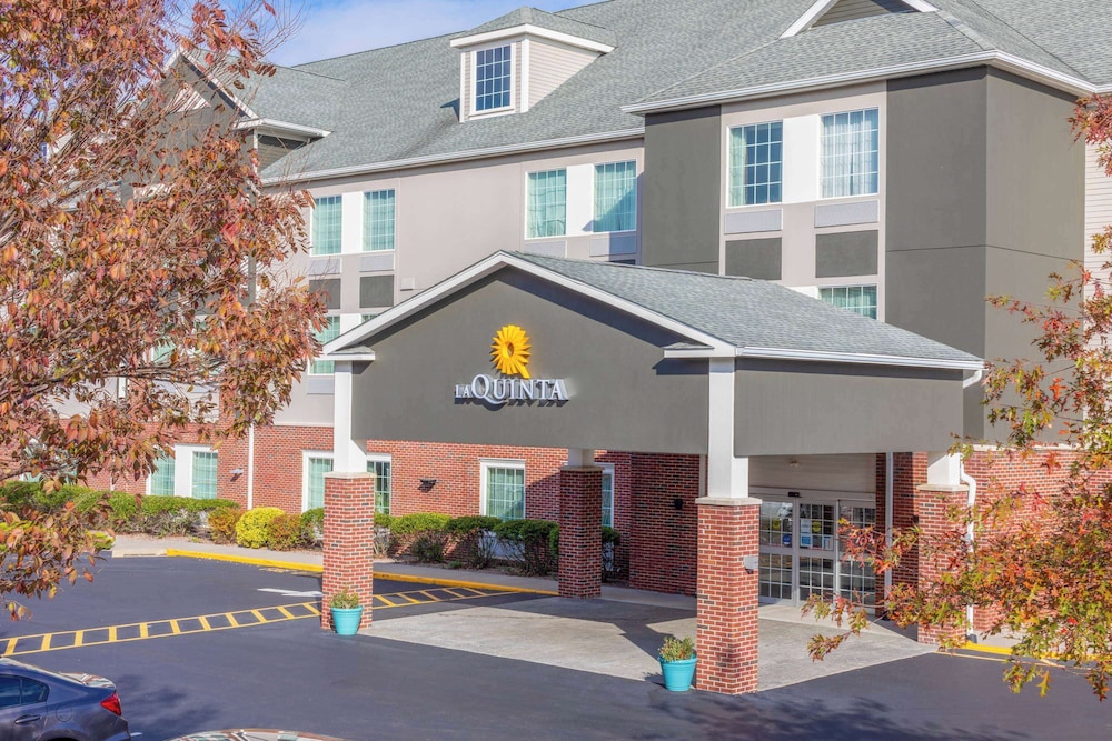 la quinta inn and suites by wyndham stonington mystic area