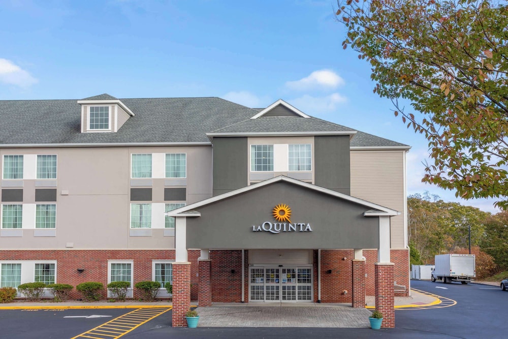 la quinta inn and suites by wyndham stonington mystic area